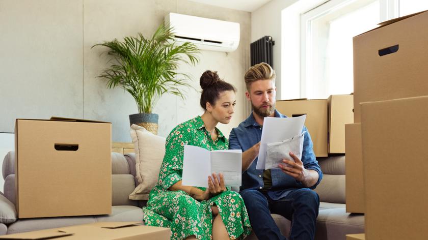 Dwie osoby siedzące na kanapie