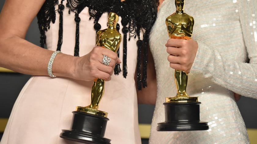 oscary - statuetki w dłoniach aktorek