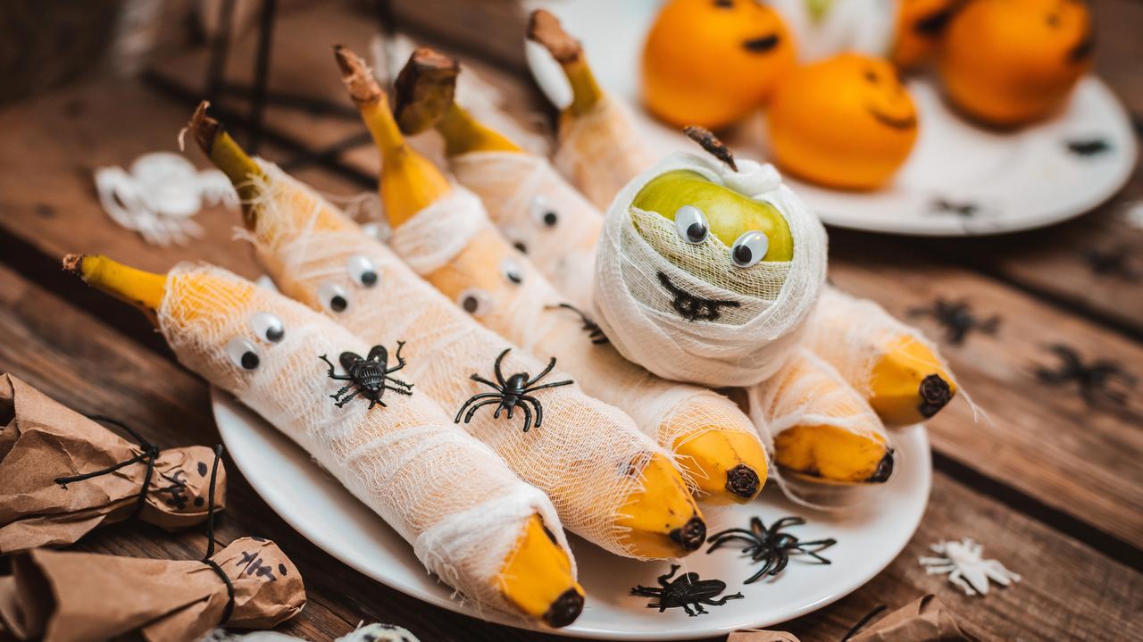 Owoce owinięte bandażem udające mumie, jako słodycze na halloween