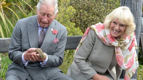 Królowa Camilla złapała króla Karola za pośladek 