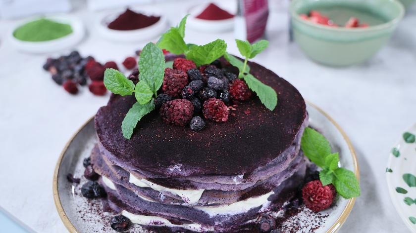 Torcik naleśnikowy z burakiem i słodkim serkiem waniliowym