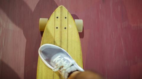 Jak wybrać longboard dla początkujących? Jak nauczyć się jeździć?
