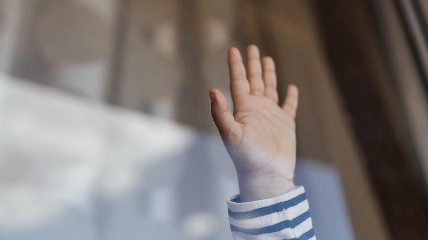 Rączka dziecka na szybie