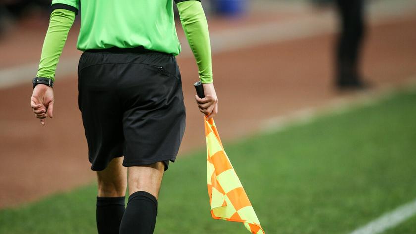 Sędzia piłkarski na boisku