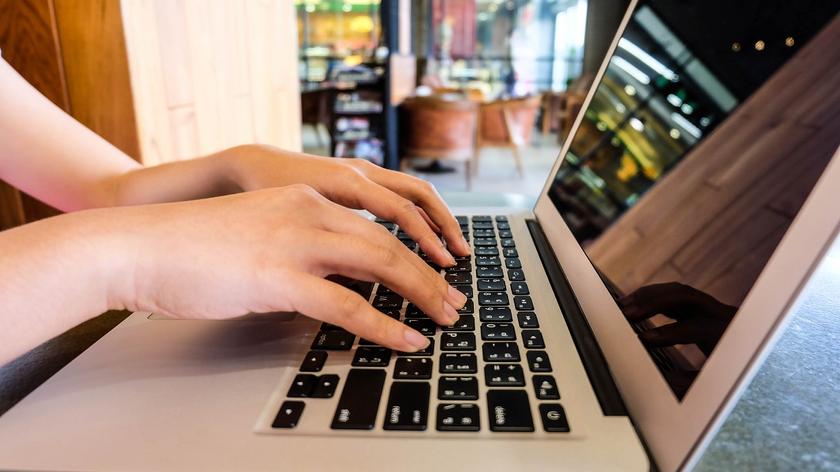 Osoba pisząca na laptopie