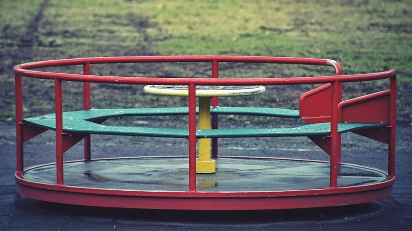 Niebezpieczna zabawa z hulajnogą. Nastolatka straciła przytomność