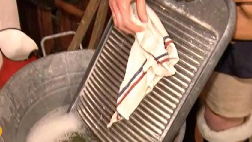 Pranie na tarce w Muzeum Mydła