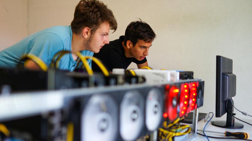 12-latek zainwestował pieniądze, które dostał od babci.  Wkrótce został milionerem