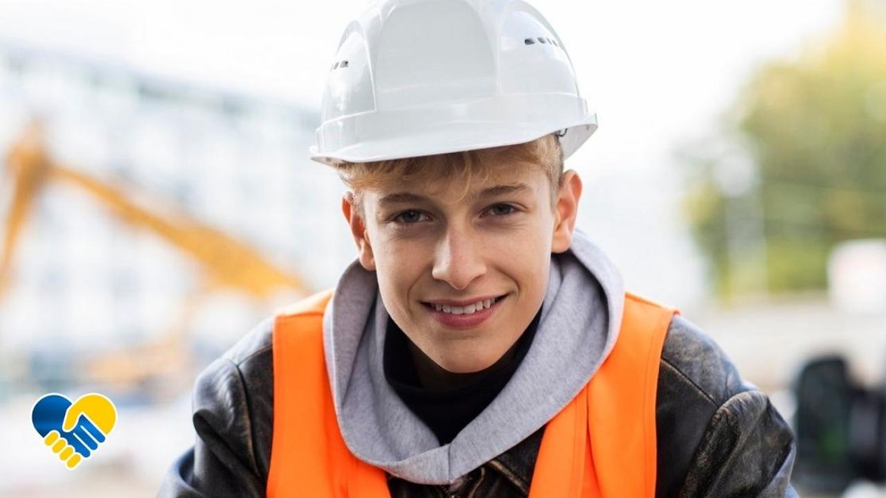 Młody Ukrainiec pracujący w Polsce na budowie