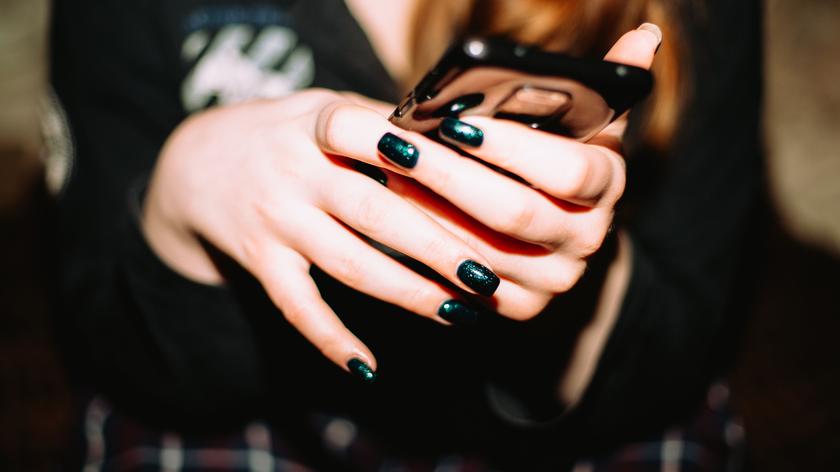 Paznokcie na Andrzejki 2025. Modne stylizacje