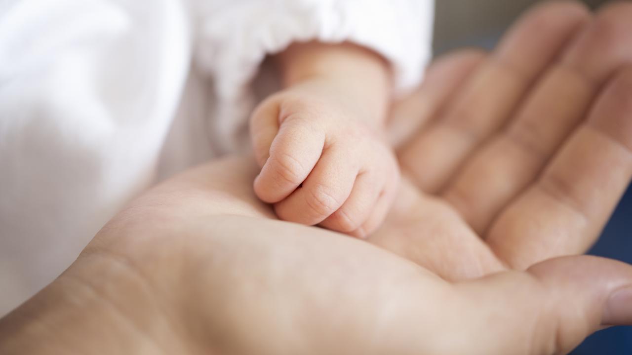 Dłoń noworodka i matki