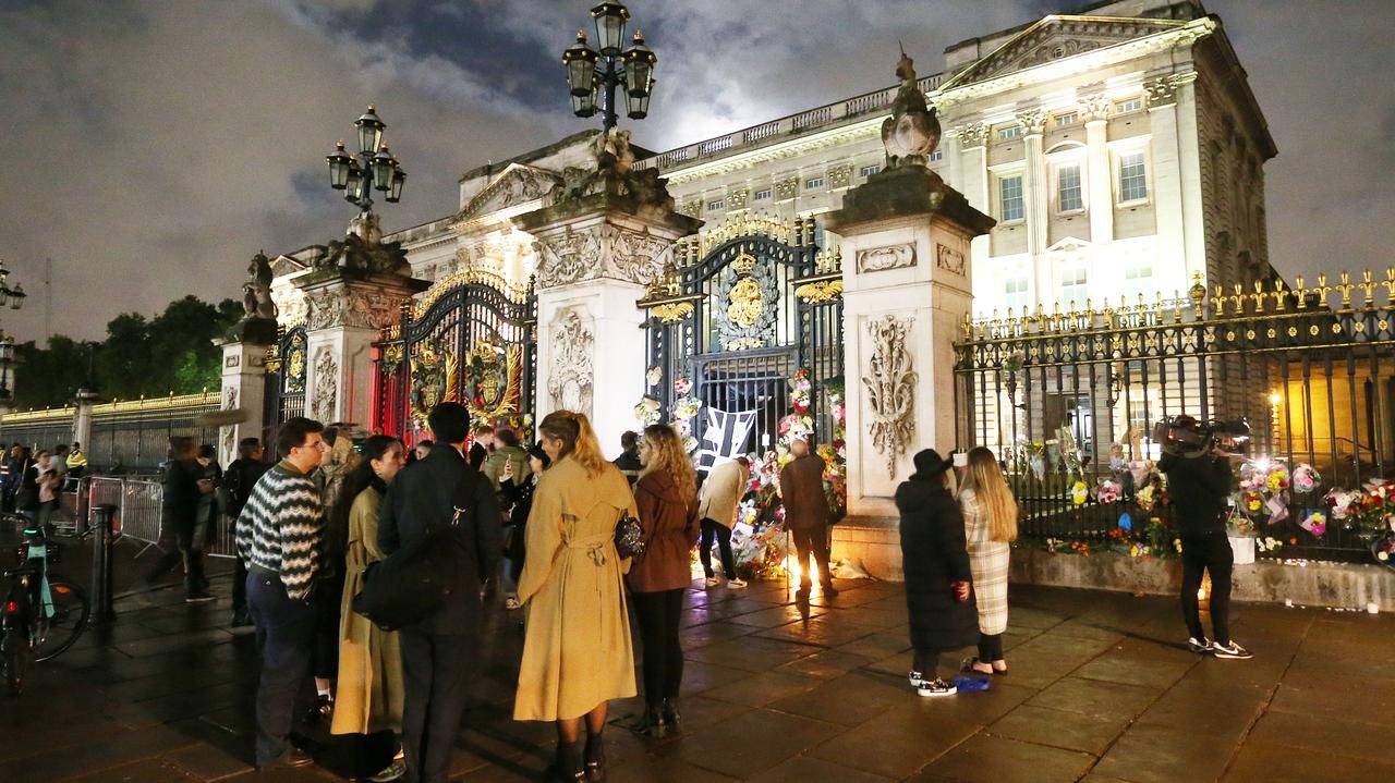 Tłumy przed pałacem w Londynie