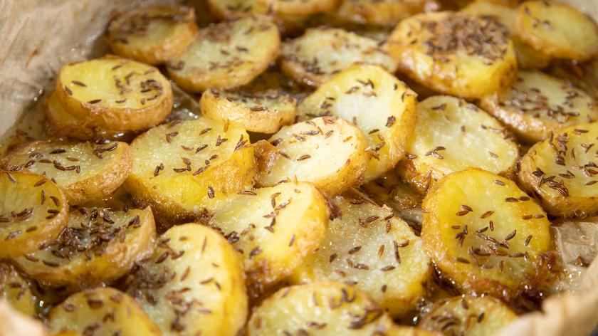 Ziemniaczane talarki zapiekane z kminkiem