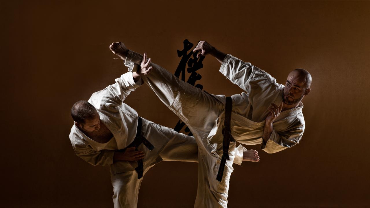Dwaj mężczyźni trenują karate