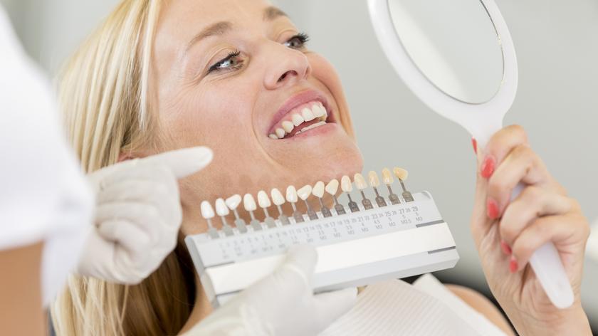 Kobieta w gabinecie stomatologicznym podczas wybielania zębów
