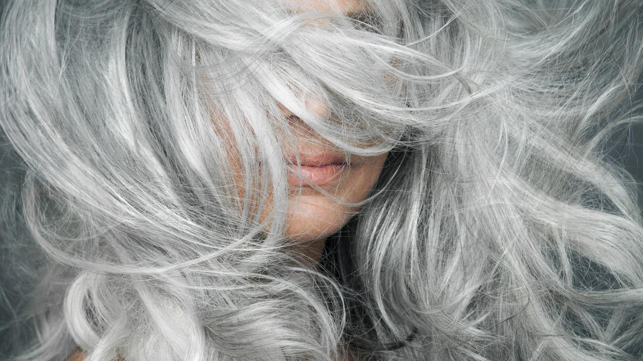 Kobieta z siwymi włosami