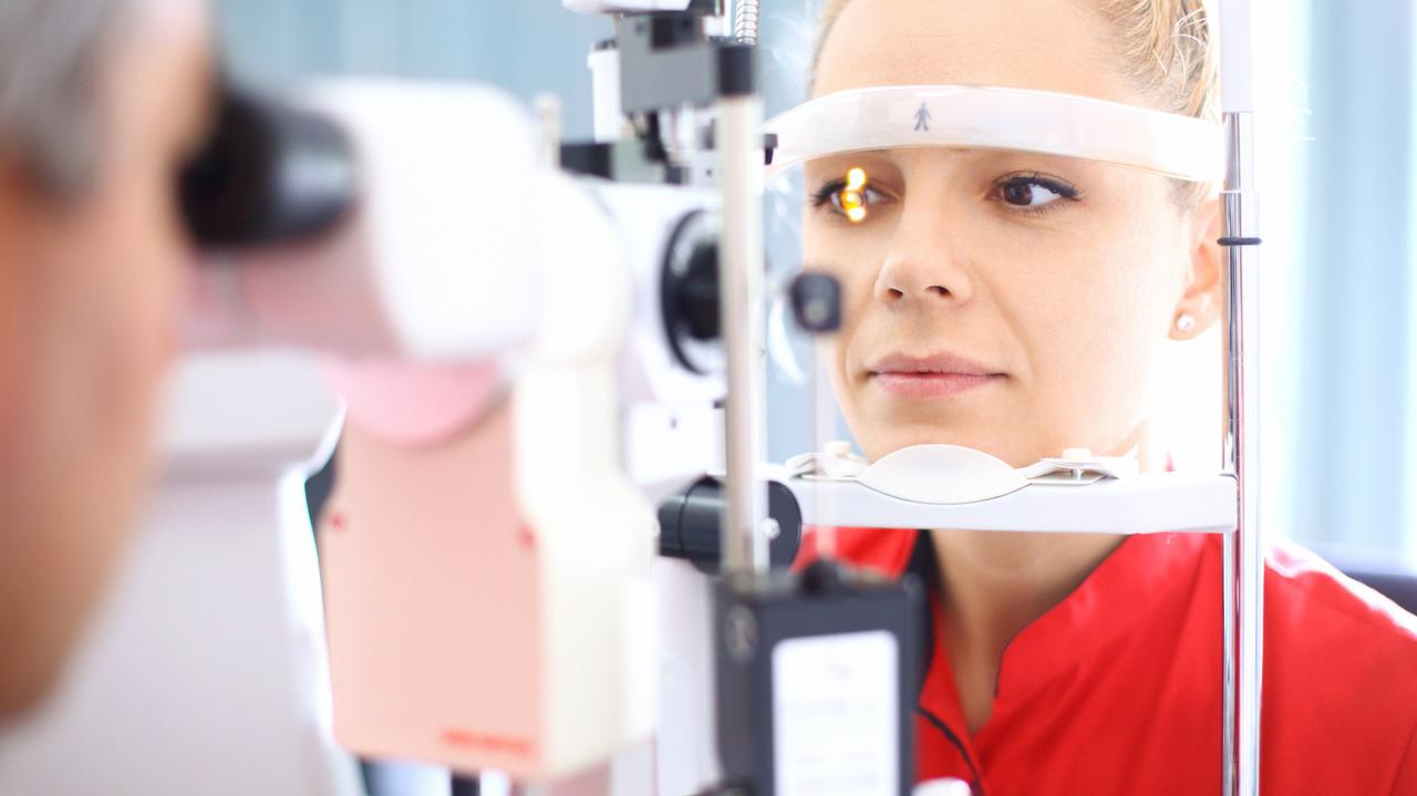 Pacjentka podczas badania oczu
