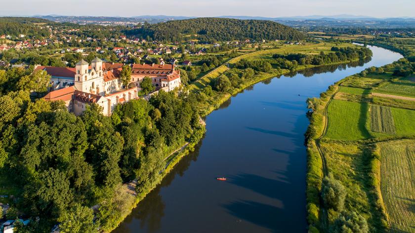 Tyniec to podkarpacka wieś, która została włączona do Krakowa. Znajduje się w niej XI-wieczny klasztor benedyktynów.