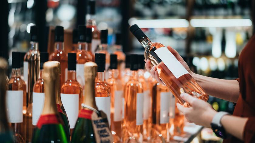 osoba, która kupuje alkohol 