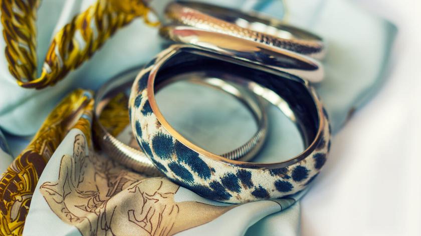 Szalik i leżące na nim bransoletki