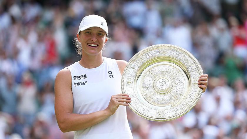 Iga Świątek z trofeum za zwycięstwo w Wimbledonie 2025