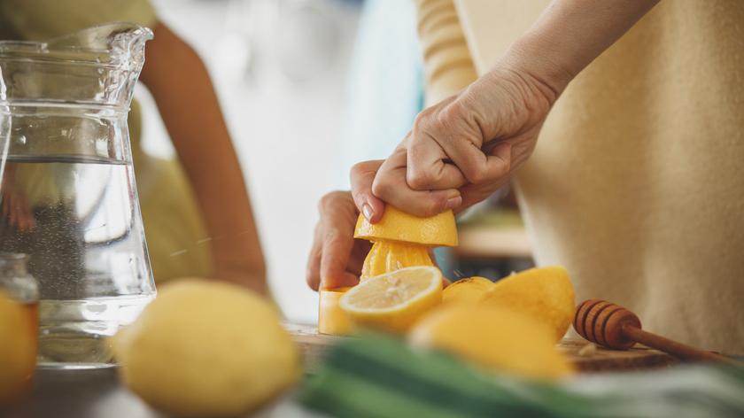 Kobieta przygotowująca lemoniadę