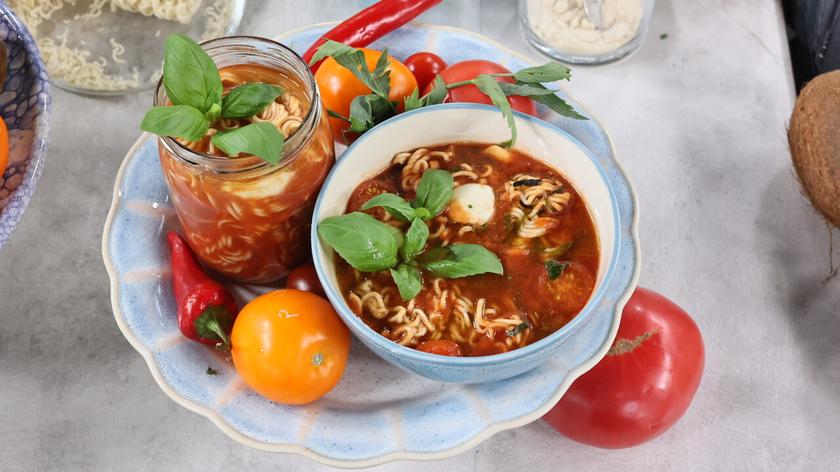 Tajska zupa instant z makaronem chińskim