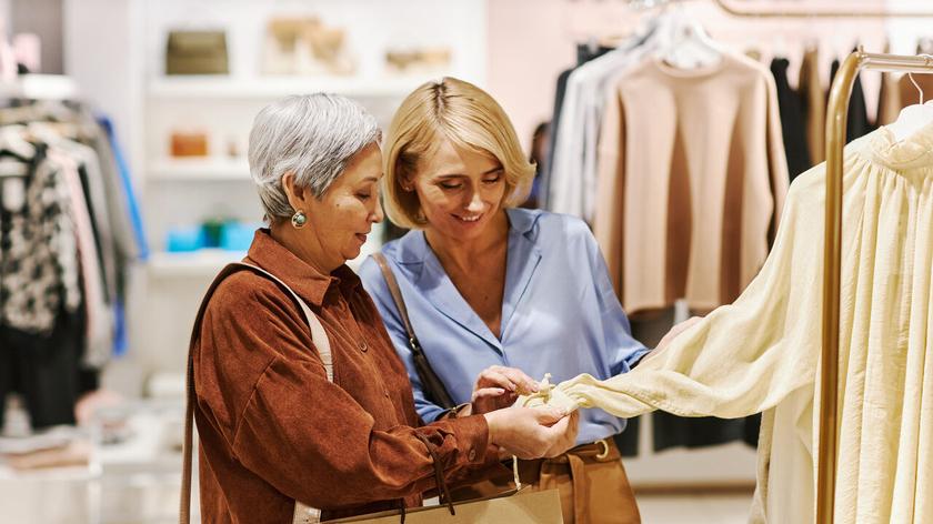 Kobiety na zakupach w butiku