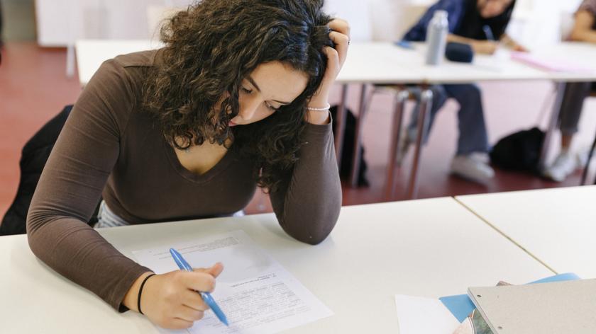 nastolatka rozwiązuje test