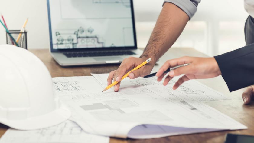 Kosztorysant budowlany przy pracy