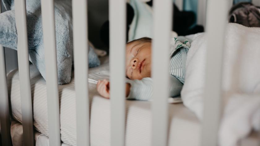 Dziecko śpiące w kojcu