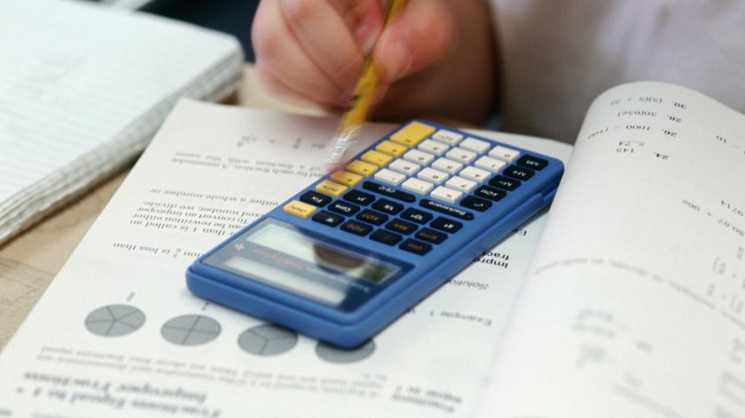 Kalkulator na podręczniku od matematyki