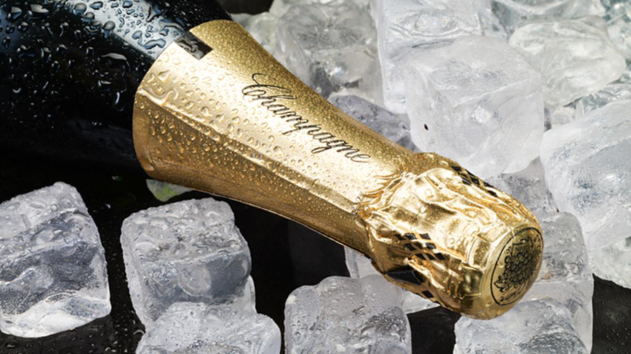 Butelka szampana na kostkach lodu.