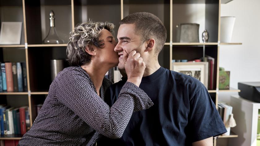 matka całuje dorosłego syna