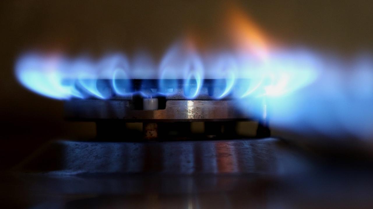 płomień spalania gazu na palniku kuchenki