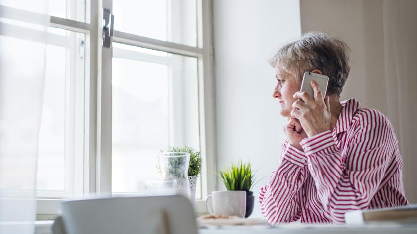 Kobieta, która rozmawia z kimś przez telefon 