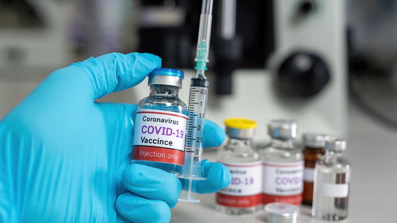 Lekarz, który trzyma fiolkę ze szczepionką przeciwko COVID-19 