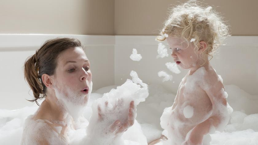 kobieta kąpie się z dzieckiem w wannie