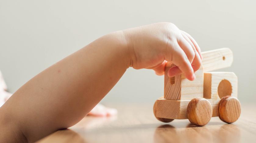 Rączka dziecka, drewniana zabawka