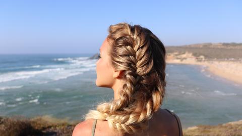 Bubble braids to fryzura, która podbija sieć. Bąbelkowe warkocze zrobisz w 5 minut