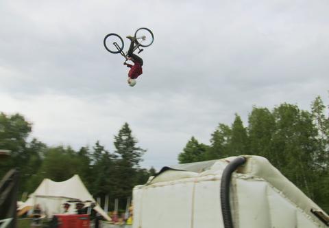 Wykonują na rowerach niezwykłe triki. Co to jest dirt jumping? 