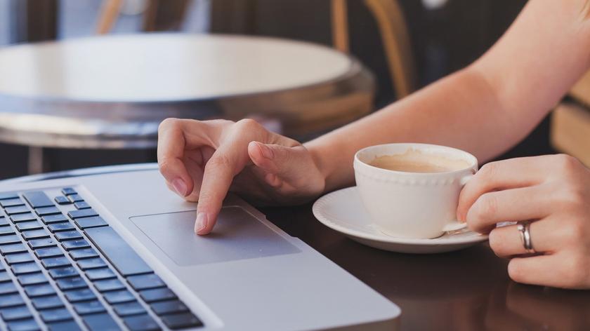 Czytanie wiadomości na laptopie