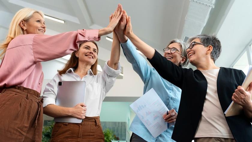 kobiety przybijają piątkę