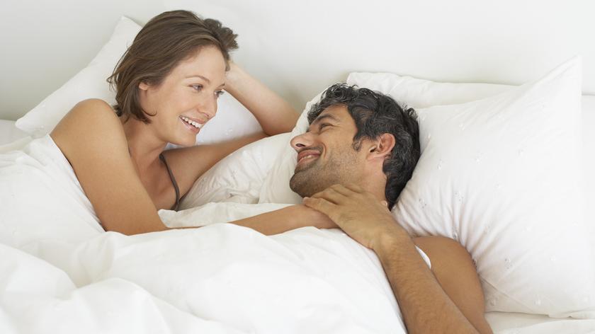 kobieta i mężczyzna, którzy leżą w łóżku
