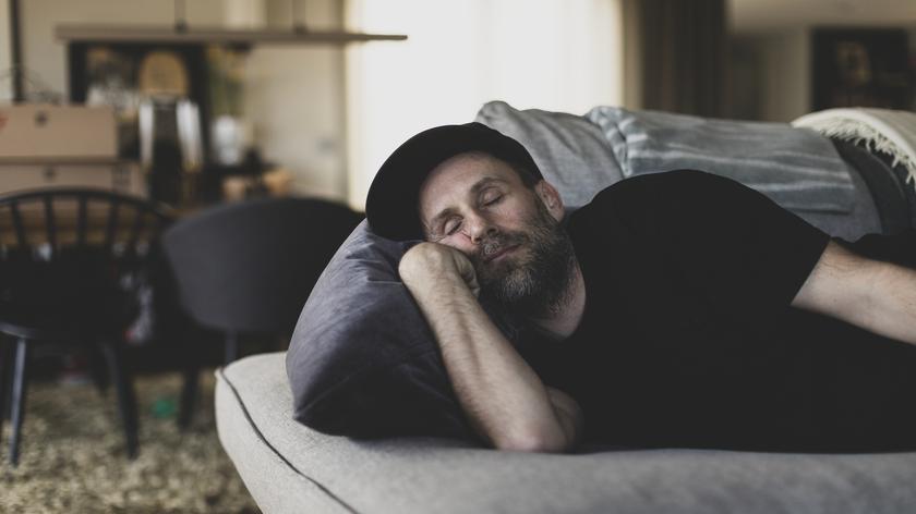 śpiący mężczyzna