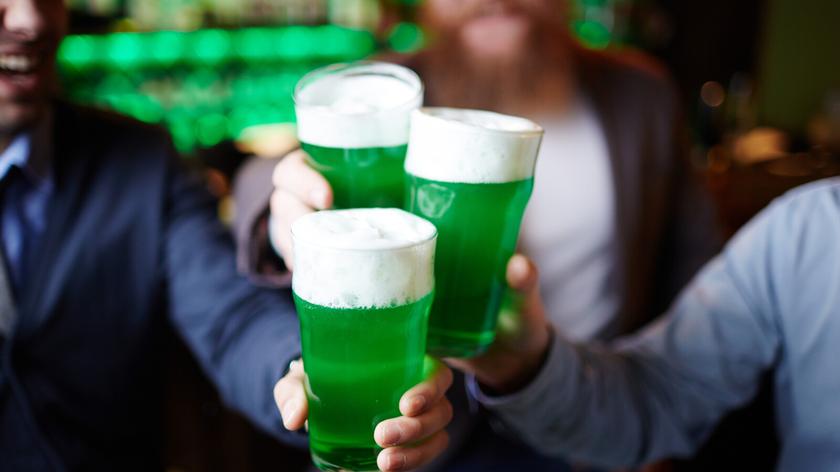 Wystarczy ten jeden składnik, aby przygotować zielone piwo na Świętego Patryka. Czy masz go w domu?