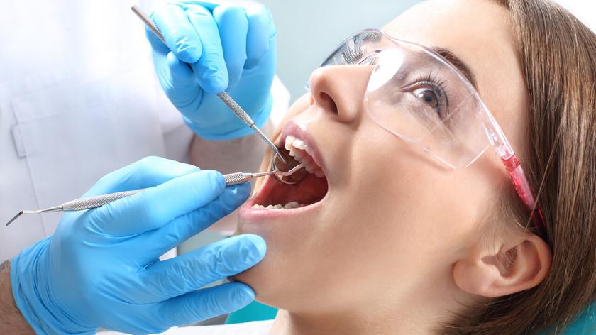 Piaskowanie zębów u dentysty