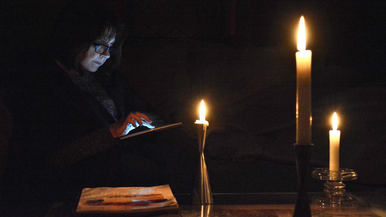 Kobieta, która siedzi przy świecach 