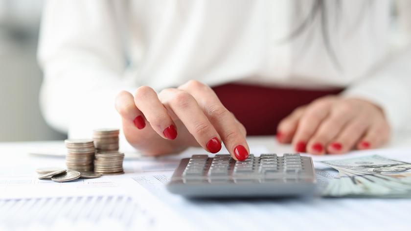 kobieta liczy podatki