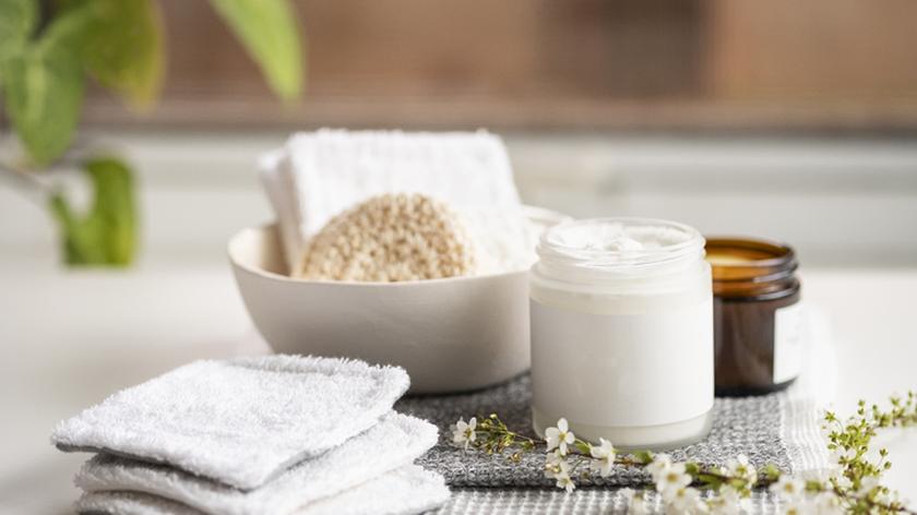 Kosmetyki i akcesoria do pielęgnacji skóry. Domowa pielęgnacja. Kosmetyki z alantoiną.